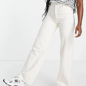 Vita vida jeans - Superfina vida jeans i vitt från Monki som tyvärr har blivit lite för små för mig 