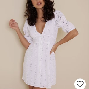 Vit klänning  - Vit klänning från Nelly! Perfekt till student och likande! Säljer pga har hittat en annan! 🥰🤍