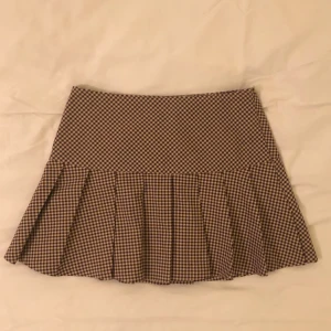 Rutig minikjol - Rutig minikjol från Monki! Säljer pga. den inte kommit till användning. Perfekt skick, inga skador! Org. pris 300kr. Pris kan diskuteras :)