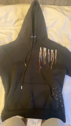 Amiri tröja - Hej ! Nu var det dags för mig att sälja min fina amiri tröja . Köpte den för cirka ett halvår sedan och sedan blev den tyvärr för liten på mig. Nästan nyskick på tröjan eftersom den inte användes mycket alls . Vid snabb affär sjunker priset !