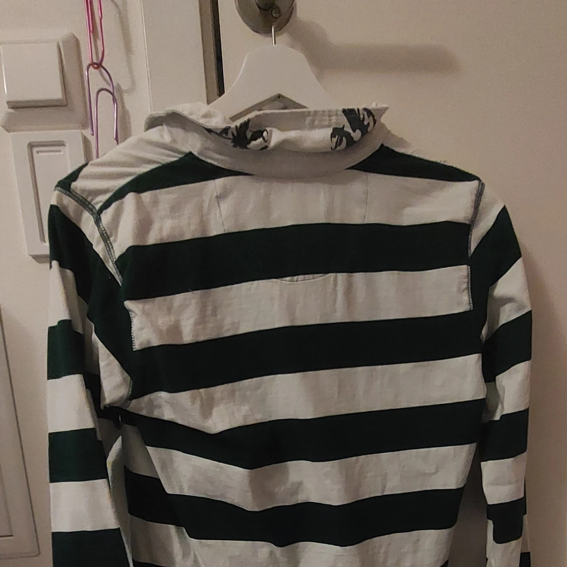Grön och vit randig tröja - 90