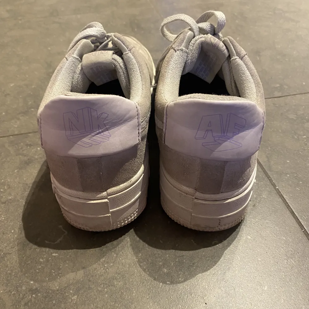 Gråa skor i materialet nubuck med lila logga i frote. Säljer då jag inte använder de längre men är ganska väl använda. (Små i storleken brukar ha 41 och de är försmå) Kontakta för mer info! 💕 (pris går att diskutera). Skor.