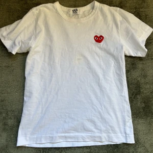 COMME des GARÇONS t- shirt - Så himla fin t shirt från comme des garçons, köpt på Bruno gallerian i Stockholm för ca 900. Perfekt passform och matchar till allt. Står stl M men passar mig som vanligtvis har XS/S. Finns en liten defekt men ganska säker på att den går bort i tvätten. 💕
