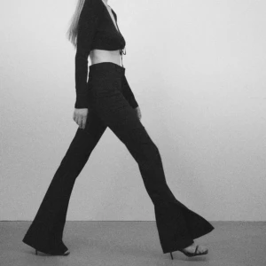 Flared trousers/leggings with slits - Black high waisted flared trousers/leggings with vents from Zara in size small (S) ✨ New with tags, stretchy with elastane. Sold out and no longer available on the Zara’s website. Write if you have any questions 😊