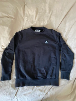 Palace sweatshirt - Säljer en svart Palace sweatshirt! Nypris 1200, slutsåld i denna storlek. Knappt använt skick! Köparen står för frakt :)
