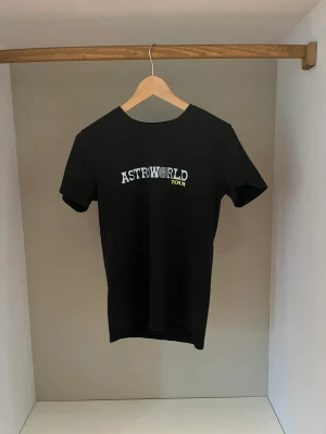 TRAVIS SCOTT T-SHIRT - Astroworld T-shirt i bra skick. 