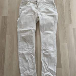 Raka vita jeans från Lee