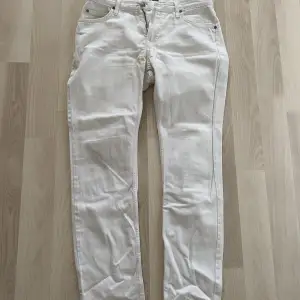 Raka vita jeans från Lee