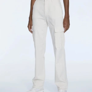 Cargo byxor - helt nya, strl 36 - Cargo byxor från stradivarius i storlek 36, helt oanvända!! I en fin ljus beige färg. Sitter otroligt snyggt och bekvämt material!