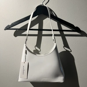 Väska - Helt ny väska från Nelly! Originalpris 399kr. Kommer tyvärr inte till användning💜