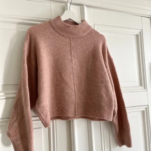 Stickad tröja  - Säljer denna superfina stickade tröja från Gina Tricot i storlek xs!💗Den är nästan helt oanvänd då den enbart har använts ett fåtal gånger!  Säljer den då den inte kommer till någon användning!!💗