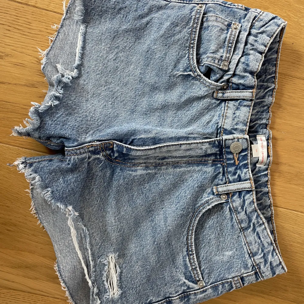 Ett par jeans shorts i isaandelles kollektion från förra året❤️ säljer för att dom börjar bli lite för små!. Jeans & Byxor.