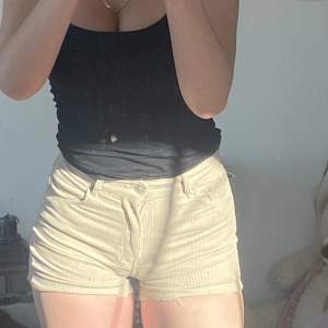 Jättefina beiga ribbade shorts! Perfekta för sommaren!❤️