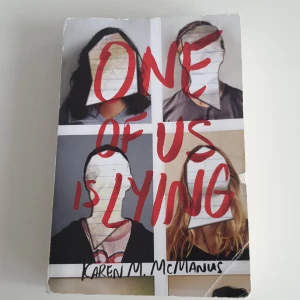 One of us is lying  - En bok jag köpt från en tjej här på plick men aldrig läst ur eftersom jag fick en likadan i födelsedagspresent. Boken är lite sliten men insidan är helt perfekt!   Bara att skriva för mer bilder eller vid funderingar🤍