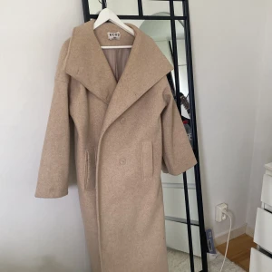 Nakd kappa  - Säljer mina fina långa kappa från NAKD som är dubbelbröstad och i storlek 36, skriv privat för frågor och fler bilder på den ☺️