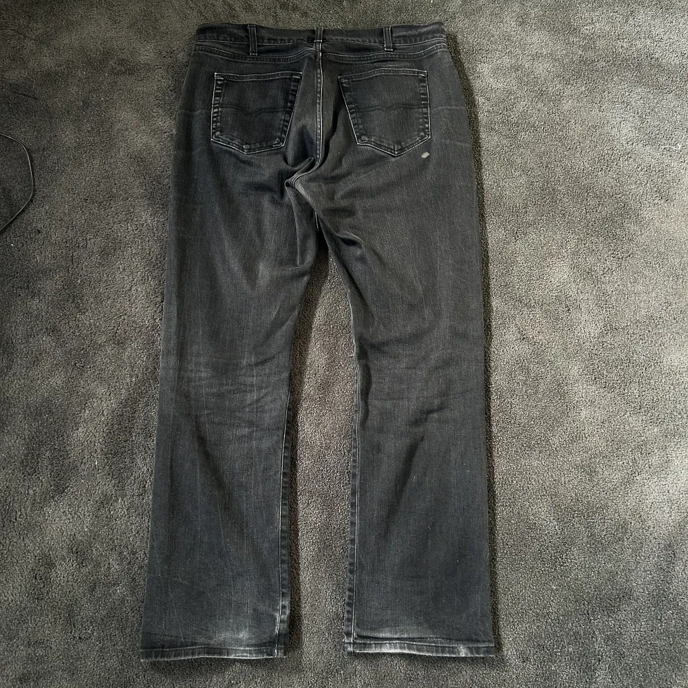 Säljer dessa feta vintage pearson jeans me rak passform med väldigt liten flare nertill. Storlek 36/32 men sitter med som 33/31-32. Jeans & Byxor.