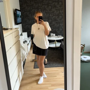 Jeanskjol  - Säljer denna jeanskjol med kontrastsömmar ifrån BDG! 🖤 är i storlek M men skulle säga den är mer än xs/s!❤️‍🔥 