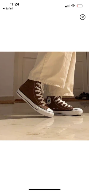 FINA BRUNA CONVERSE - Säljer mina galet snygga och populära converse! Storlek 39 ❤️ Dem är i bra skick och passar till allt! Pris kan såklart diskuteras! Köp direkt för 900! ❤️annars bud från 500