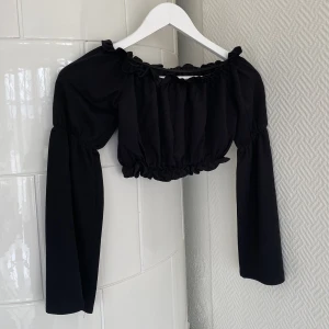 Svart topp - Snygg off-shoulder topp från Gina Tricot, storlek S. Endast använd fåtal gånger, perfekt till fest eller en sommardag!