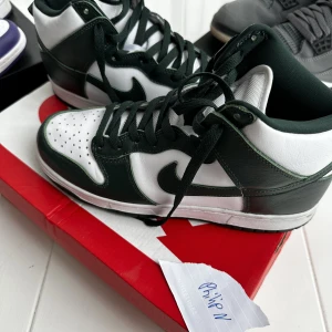 Dunk Spartan Green High 42.5 - Nike Dunk High Spartan Green. Storlek 42.5. Bra skick ingår og box. Fraktas dubbel boxat. Knappt använda