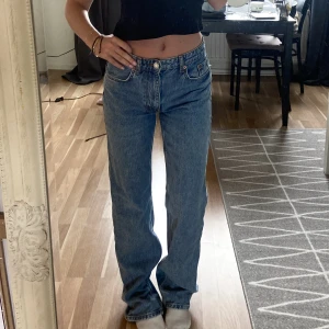 Low waist jeans - Ett par low/mid waist jeans ifrån Zara i storlek 36, jag är 160 cm 💓💓💓