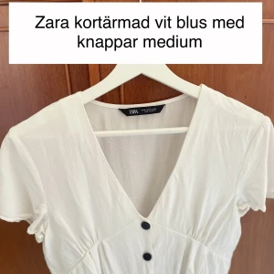 Vit lite croppad topp - Älskar denna topp men den har blivit för liten för mig runt bysten - lite croppad i midjan knänning hela vägen, ingen stretch , väldigt bra kvalite då den ser helt ny ut trots använd
