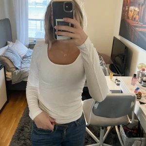 Vittröja - Superfin vit ribbad långärmad tröja med lite puffiga axlar 🥰