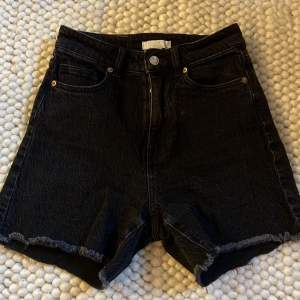 Svarta Jeans shorts med hög midja. 