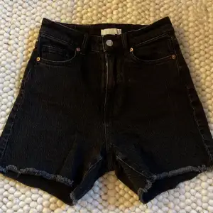 Svarta Jeans shorts med hög midja. 