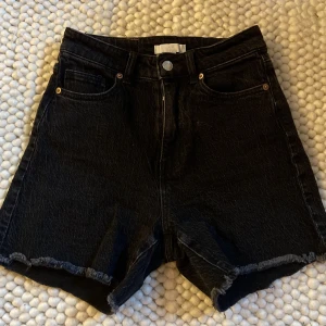 Shorts - Svarta Jeans shorts med hög midja. 