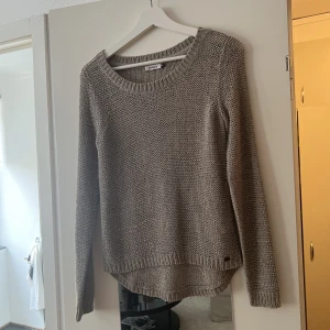 Tröja - Tunn stickad tröja från veromoda som knappt kommit till användning. Storlek XS men passar mig som vanligtvis har S