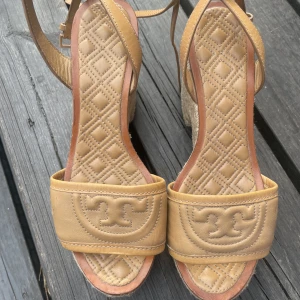 Tory burch  - Klackar tory burch beiga storlek us 7
