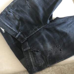 Ännu ett par Dondup jeans i jättefint skick, knappt använda. Dem är mörkgrå/svarta, i modellen ”George skinny fit” i storlek 33! 