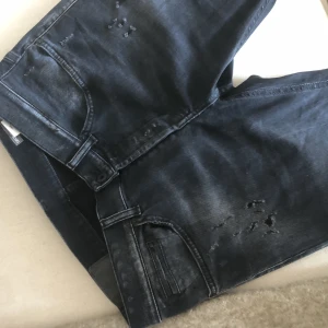 Dondup jeans herr - Ännu ett par Dondup jeans i jättefint skick, knappt använda. Dem är mörkgrå/svarta, i modellen ”George skinny fit” i storlek 33! 