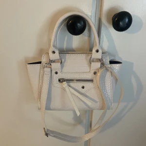 Axelväska  - As fin vit axelväska. Helt ny 