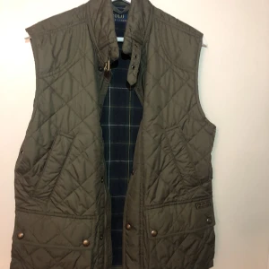 Ralph Lauren väst  - Snygg och stilig Ralph lauren väst, säljer på grund av att jag har växt ur den.