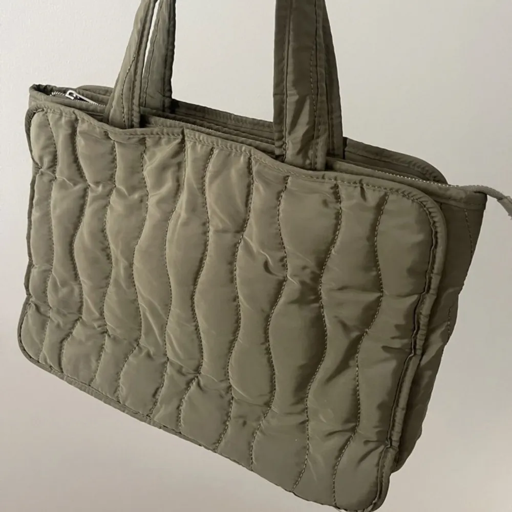 Rymlig väska från Zara  Använd endast en gång. Superfin khaki grön färg . Väskor.
