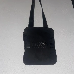 Hugo boss väska  - Pris kan diskuteras 