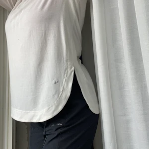 Träningströja storlek M - Mjuk och skön träningströja från SOC. Passar perfekt till Yoga och liknande, eller bara att slappa i hemma.