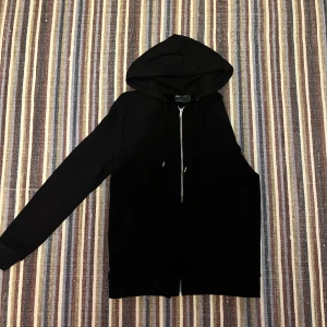 Zipup  - Svart zipup från asos. Bra skick, inga defekter.