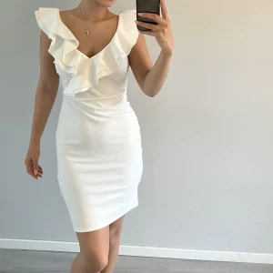 Student klänning  - Använd en gång, klänningen är i bra skick. 