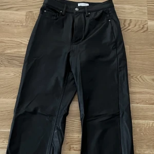 Skinnbyxor  - Skinnbyxor från H&M i storlek 38. Säljer på grund av att dom är små i storleken. Byxorna är inte tjata hela vägen ner utan är raka. Använda ca 10 gånger 💕