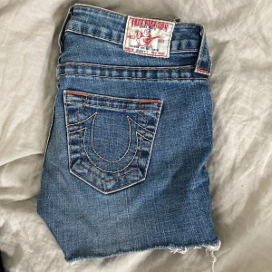 True religion jeansshorts  - Jeansshorts från True Religion, köpta second hand men aldrig använda av mig pga för små, de är i fint skick!