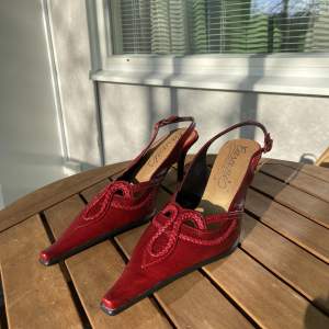 Röda skor med öppen klack, gjord av läder i storlek 38. Skriv om du har några frågor ❣️🥰