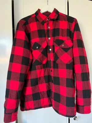 Skjortjacka M (liten lagning) - Skjortjacka i storlek M med en liten lagning (se bild 2 )