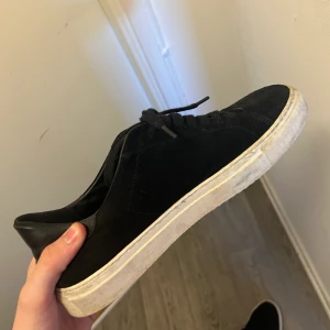 Arigato sneakers - Svarta Arigato sneakers i size EU 43. Kvitto finns. 