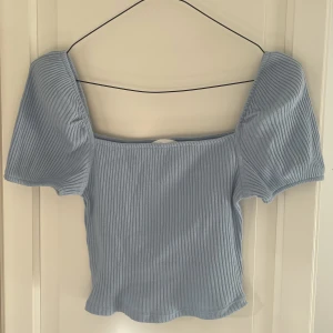 Topp med puff-ärmar - Jättegullig ribbad sommartopp i storlek XS💕Helt oanvänd och därav i nyskick. Skriv för egna bilder, priset kan absolut sänkas vid snabb affär
