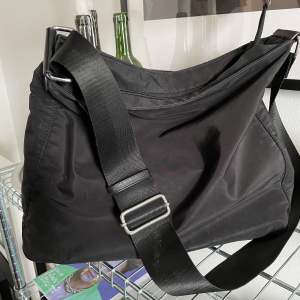 En svart praktisk väska i perfekt storlek! Den är definitivt välanvänd och defekter förekommer! Det finns ett tydlig hål inne i väskan, därav priset😄 Priset går alltid att diskutera, tryck gärna på KÖP NU!💖