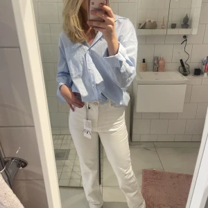 Zara - Säljer dessa straight leg jeans från zara, helt oanvända då lappen sitter kvar! 