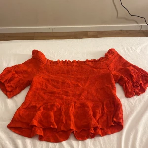 Gina tricot topp röd, 129 kr+ frakt - Aldrig använd, stl. 40